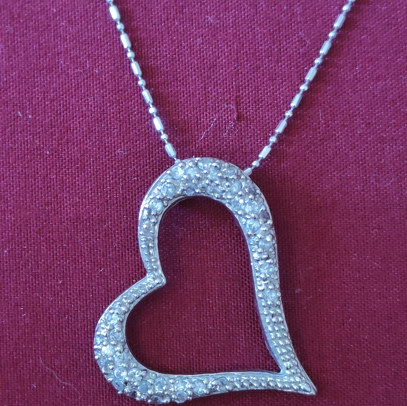 10k white  gold heart pendant with 10k matching neck chain. - Picture 1 of 4